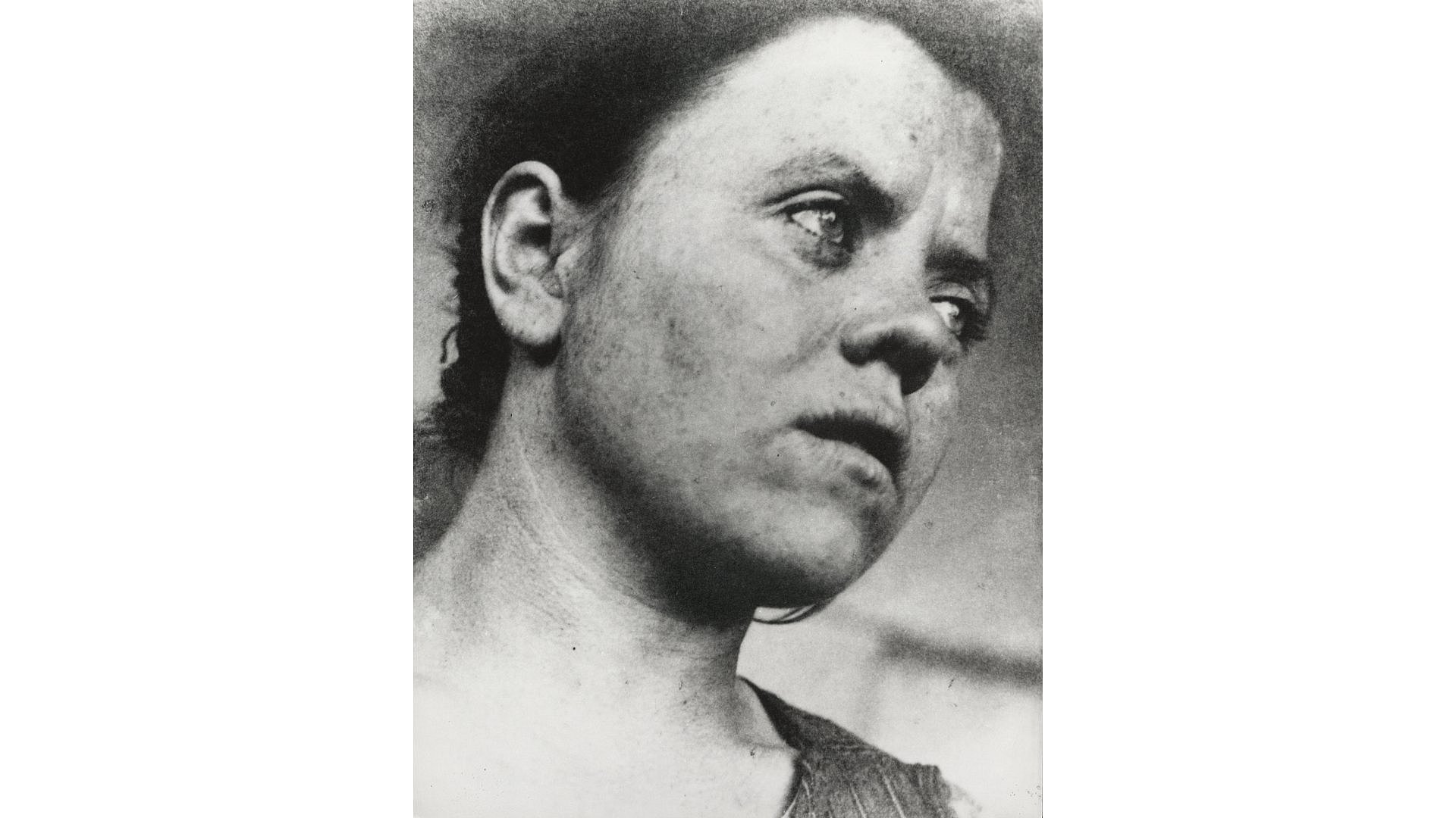 eine junge, ernst-guckende Frau in s/w