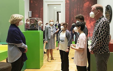 Erwachsene und Kinder in einem Museum
