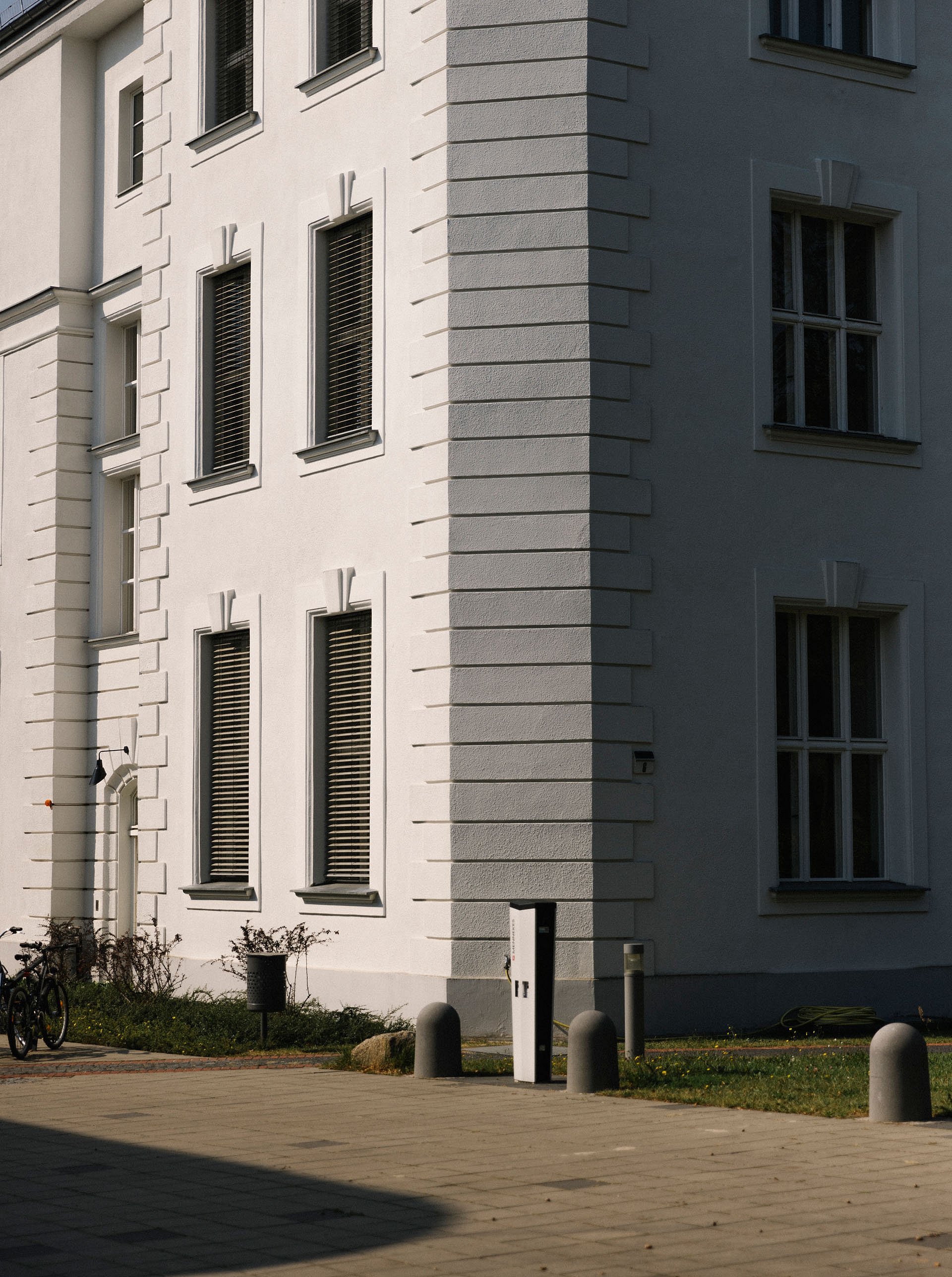Teilweise sonnenbeschienen Teilansicht eines Gebäudes
