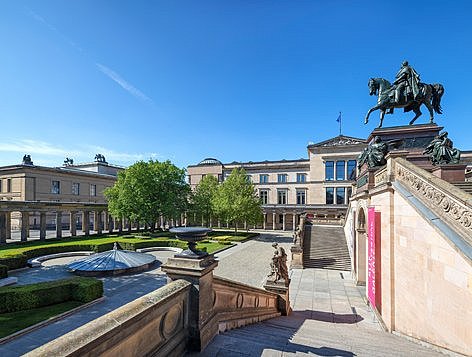Blick auf den begrünten Kolonnadenhof der Museumsinsel mit historischen Gebäuden