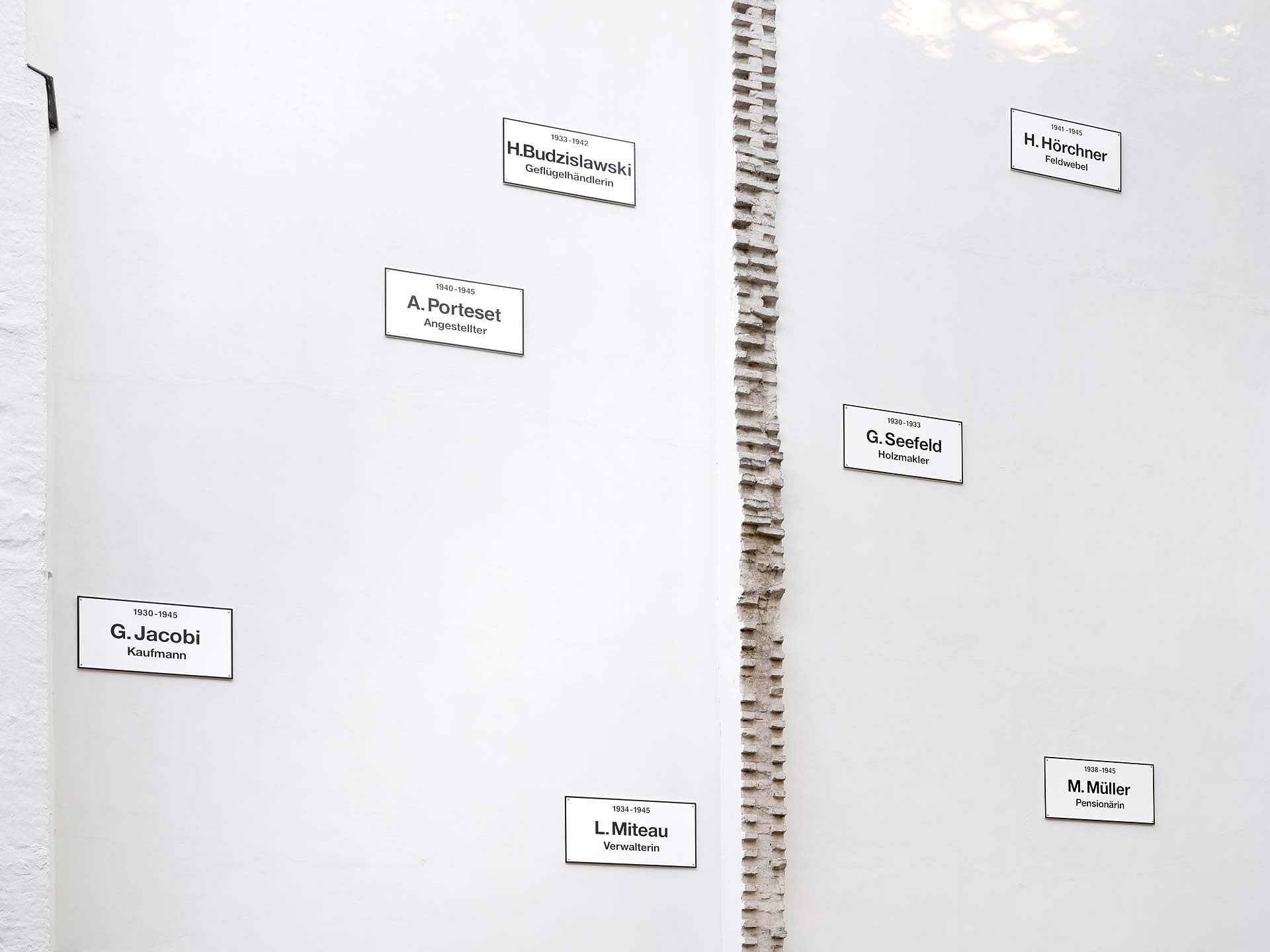 Weiße Wand mit Namensschildern