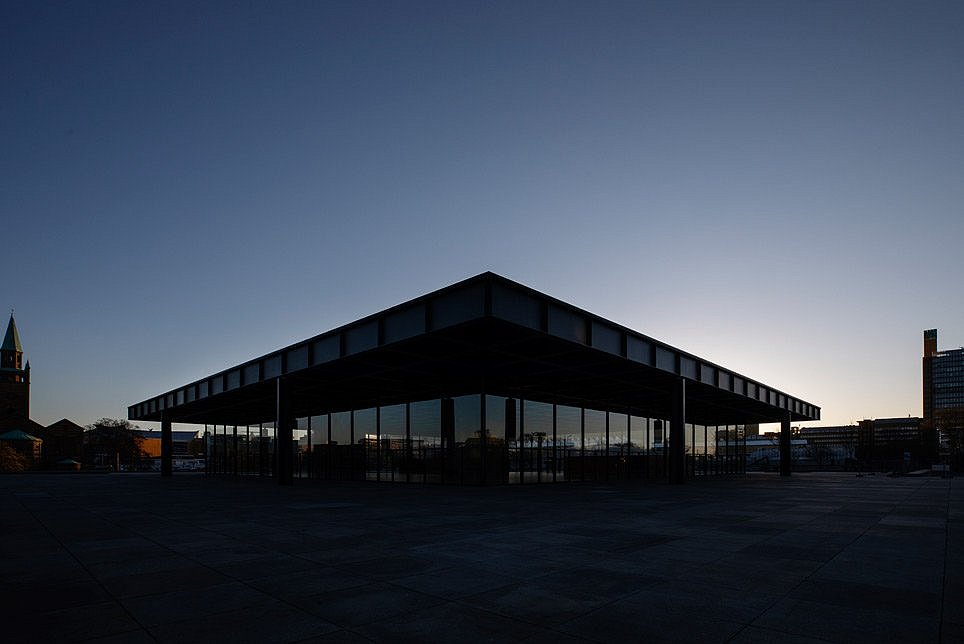Neue Nationalgalerie im Abendlicht