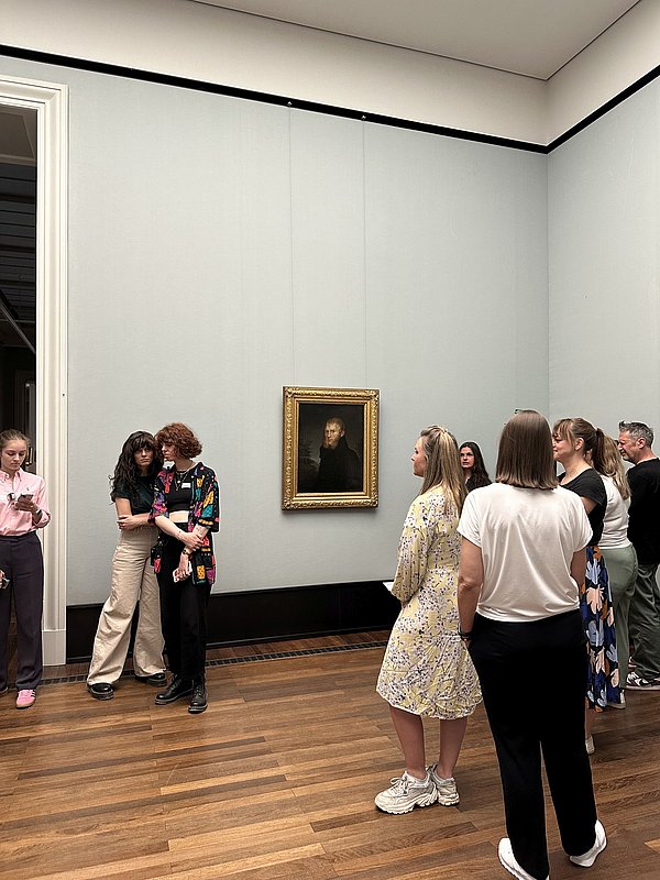 Besucher:innen bei "Caspar David Friedrich" in der Alten Nationalgalerie © Staatliche Museen zu Berlin / Gesa Böhme