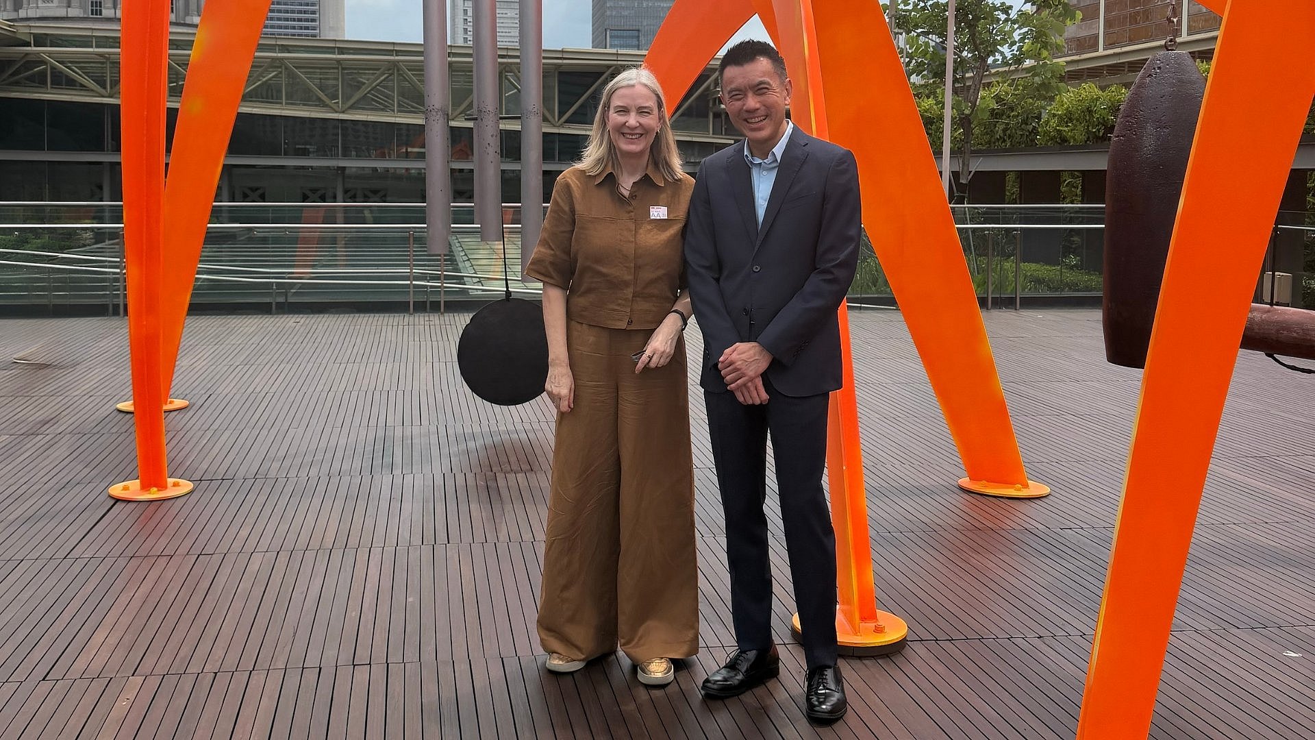 Zwei Menschen posieren vor einem Kunstwerk