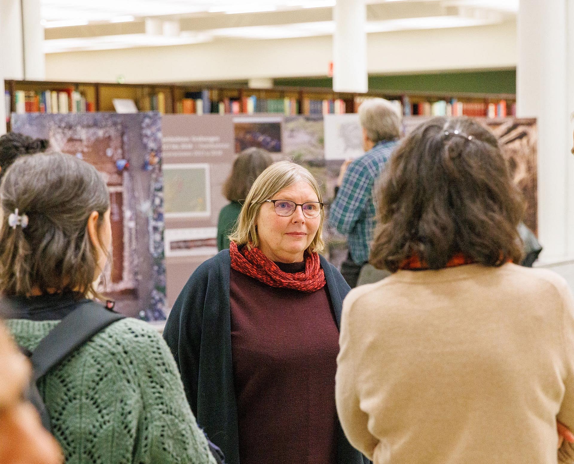 Frau unterhält sich bei einem Rundgang durch die Ausstellung 