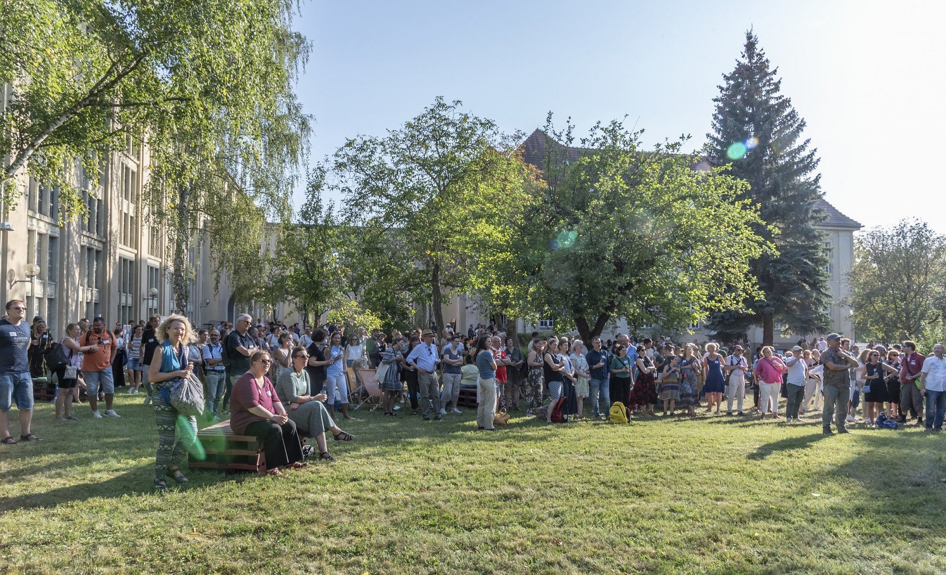 eine riesige Menschenmasse im Garten des GStA PK