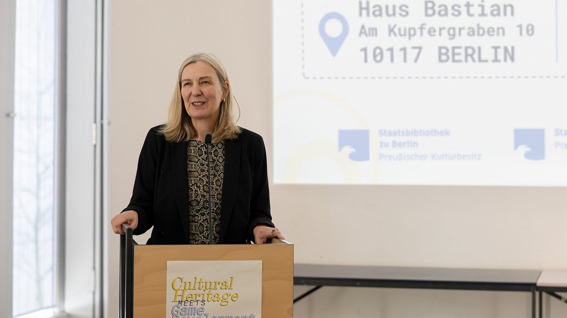 eine Frau an einem Podium