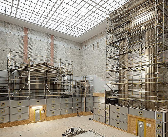 Ausstellungssaal mit eingerüsteten griechischen Säulenarchitekturen und lichtdurchlässiger Decke (öffnet Vergrößerung des Bildes)