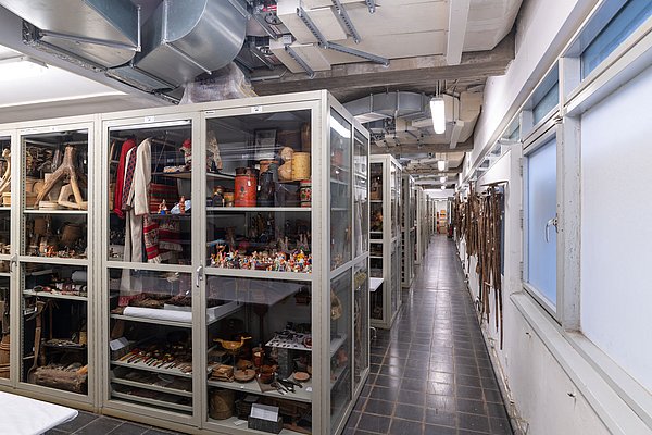 Blick in ein Museumsdepot mit langen Regalreihen