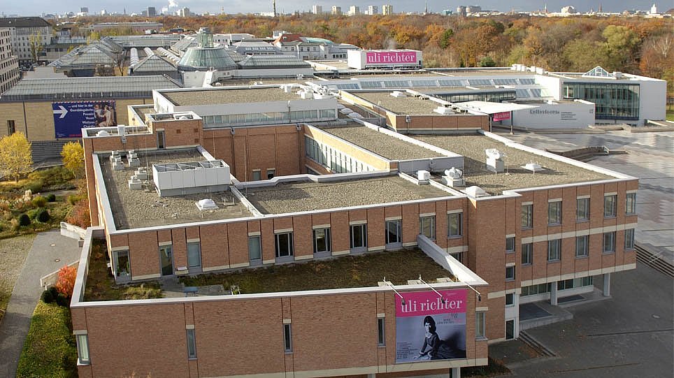 Blick auf Kunstbibliothek und Kupferstichkabinett von der St. Matthäus Kirche  (öffnet Vergrößerung des Bildes)