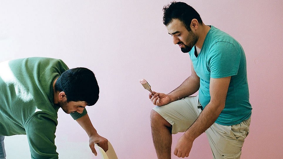 Dachil (links) und Yasir beim Streichen (öffnet Vergrößerung des Bildes)