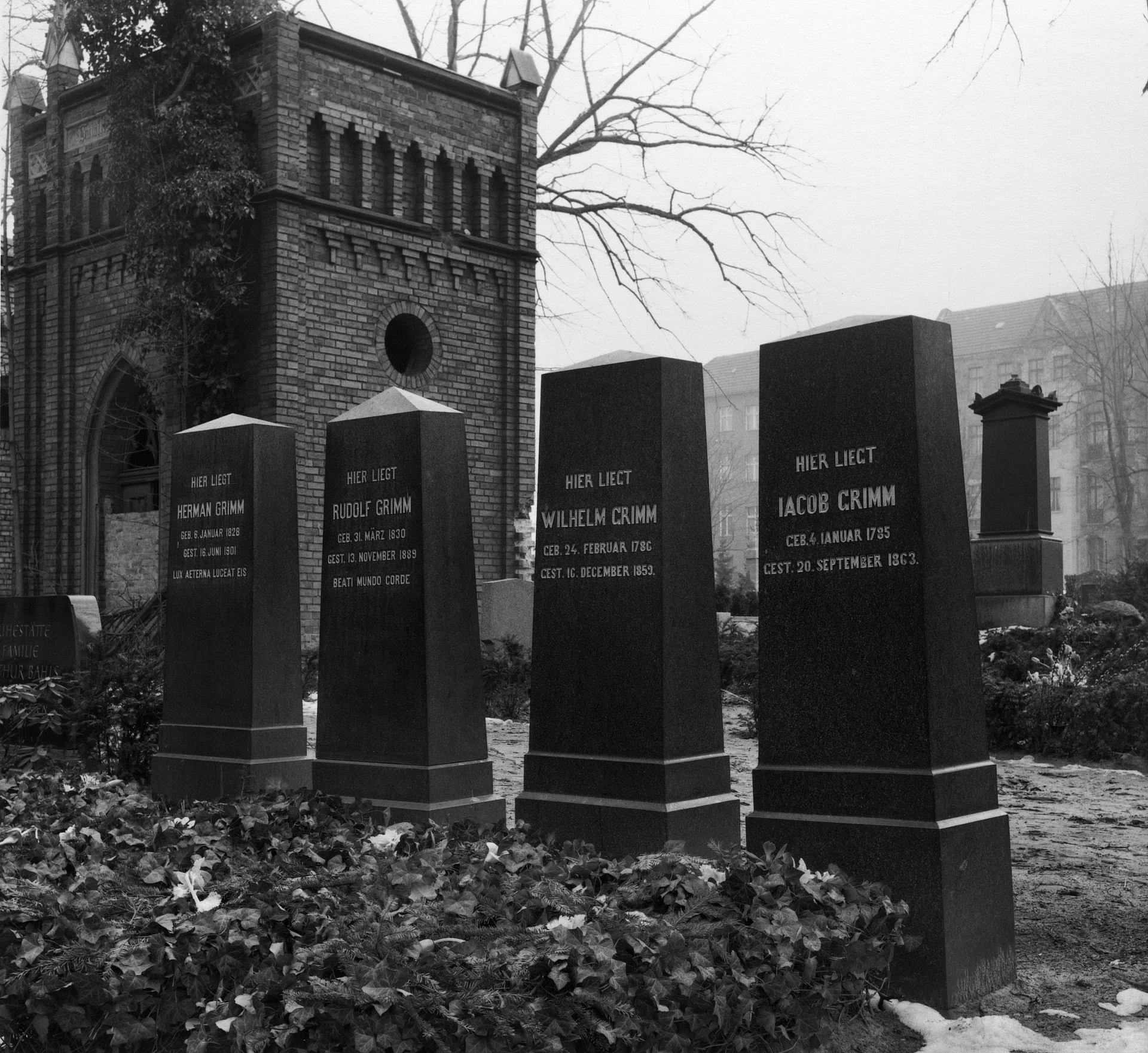 Schwarz-weiß Foto von Gräbern auf einem Friedhof