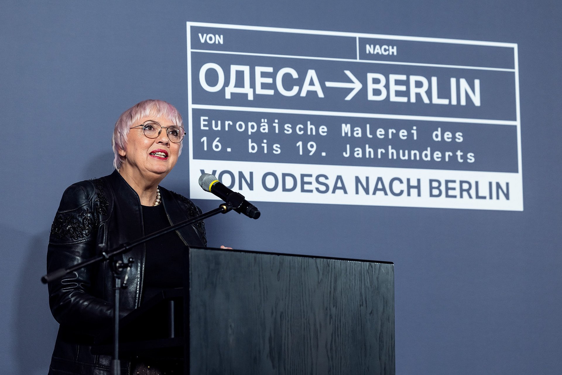 Frau spricht auf Bühne