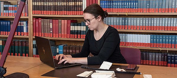 Frau bei der Arbeit am Laptop im Forschungssaal