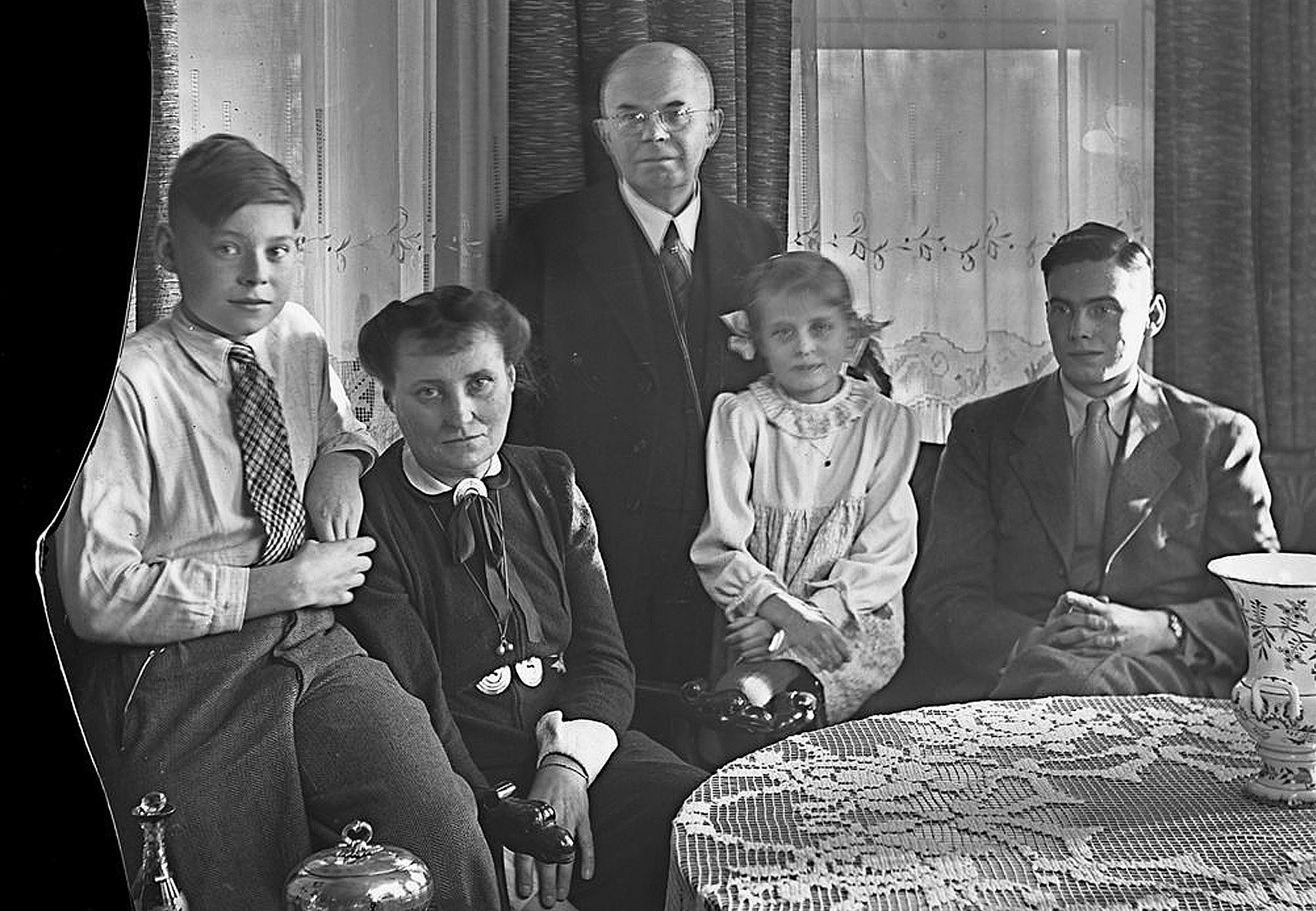 Schwarz-Weiß-Foto einer fünfköpfigen Familie