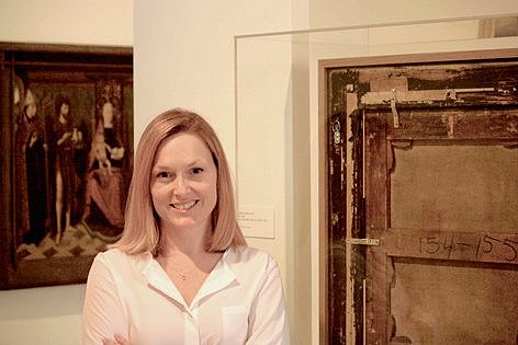 Nancy Karrels und die Rückseite eines Gemäldes in der Ausstellung "Provenance: A Forensic History of Art"