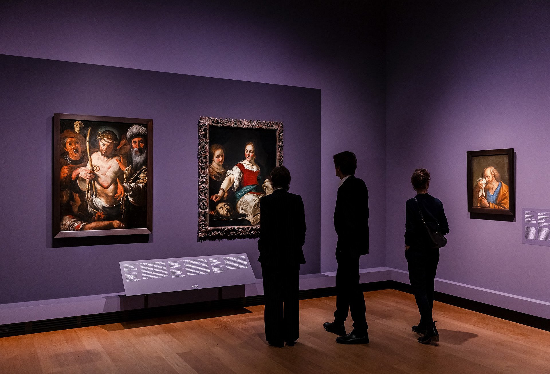 Personen betrachten Gemälde im Museum