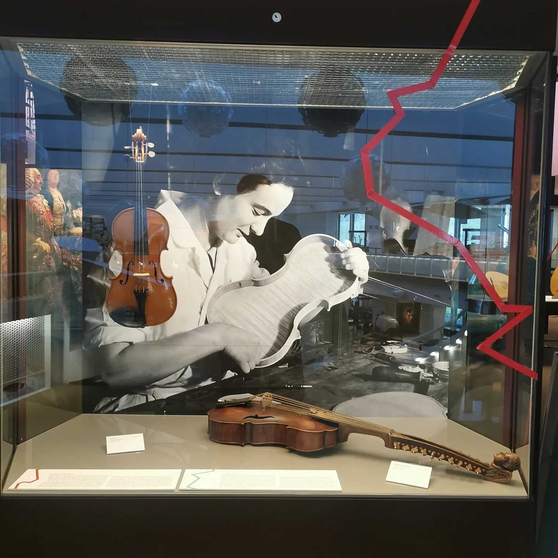 Vitrine mit Geigen