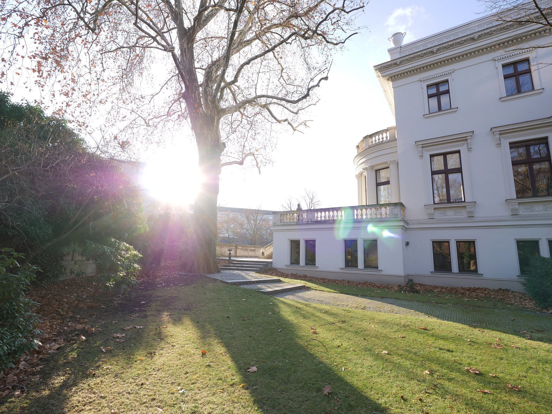 Garten einer Villa im Spätherbst
