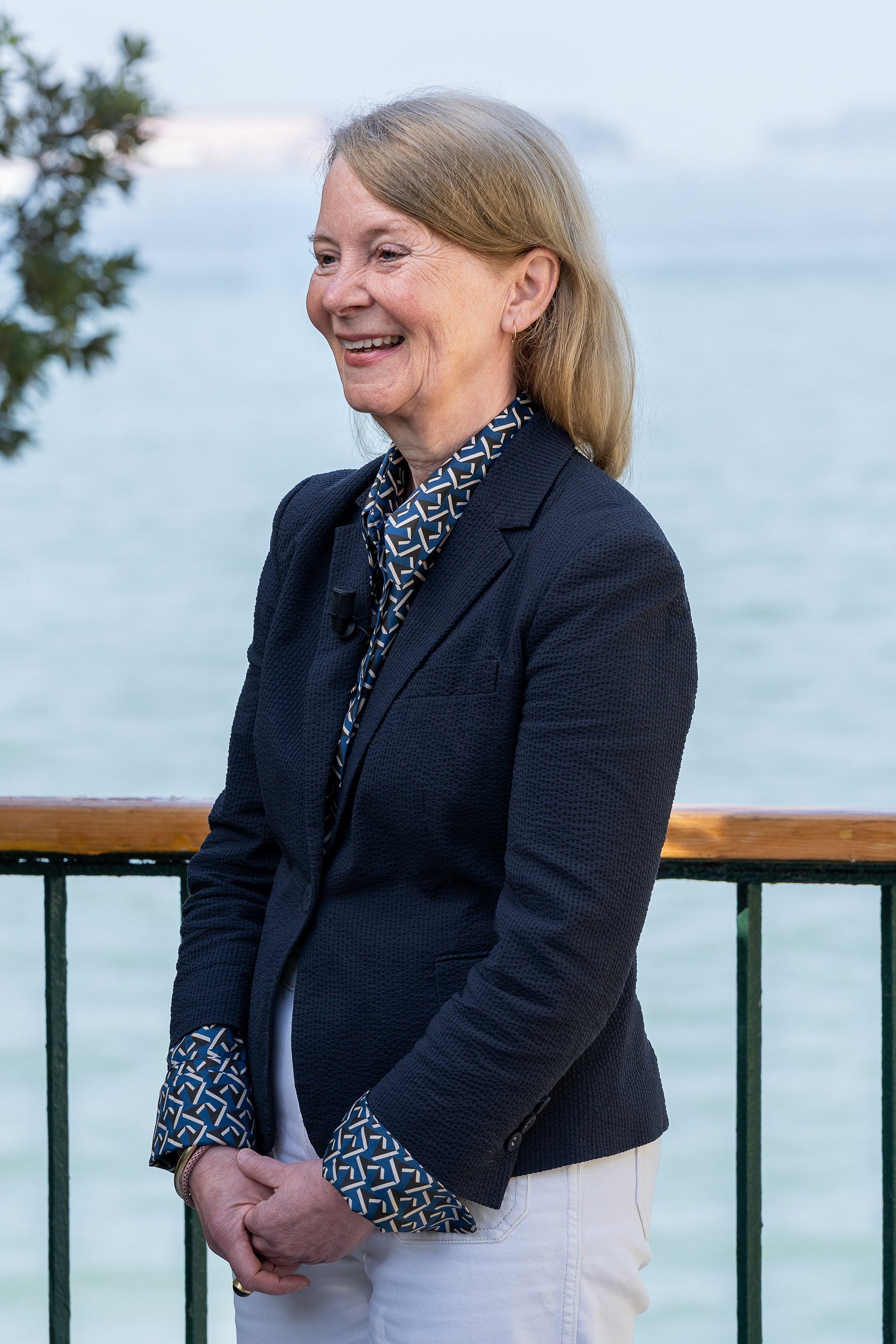 Ortrud Westheider steht lächelnd vor der Lagune von Venedig.