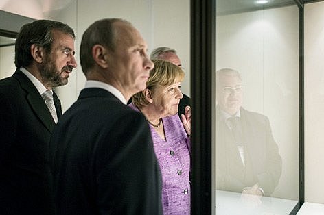 Menschengruppe blickt in Museumsvitrine