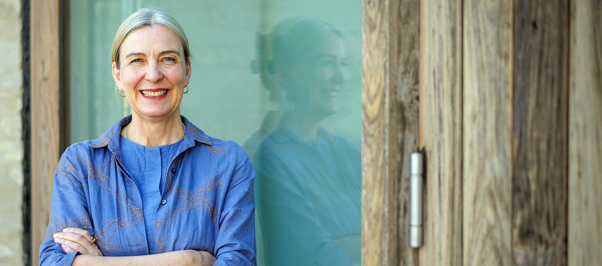 Frau im blauen Kleid