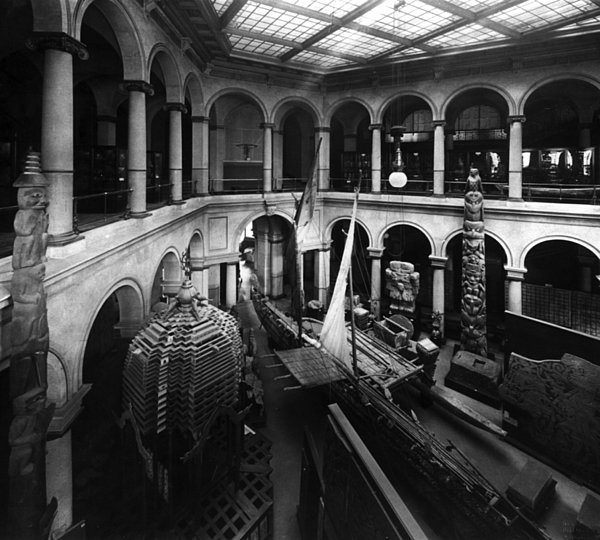 Historische Innenansicht einer Ausstellung im Königlichen Museum für Völkerkunde in Berlin mit ethnologischen Sammlungsobjekten.