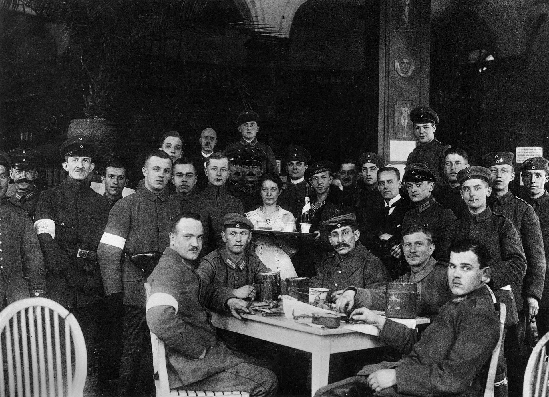 Alte Fotografie eines Tisches mit vielen Männern