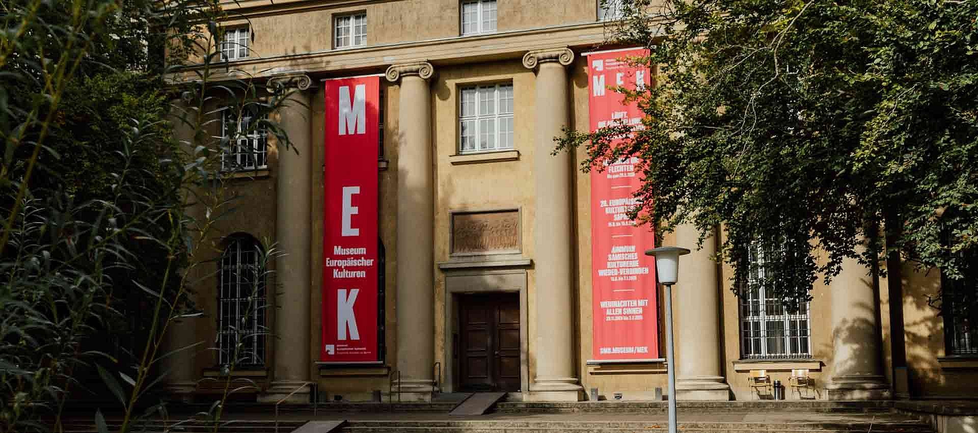 Museumsfassade mit zwei roten Bannern