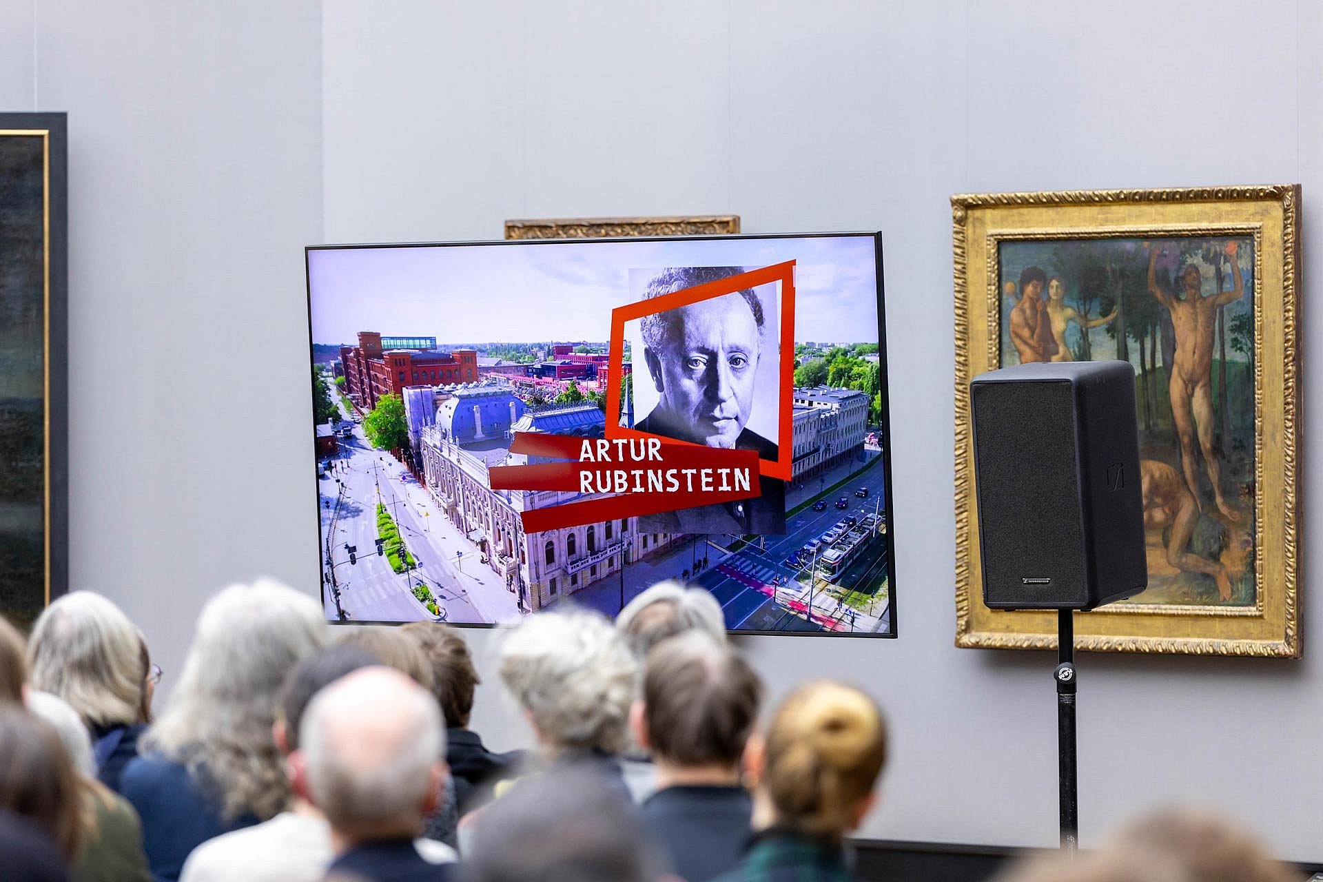 Menschen schauen auf einen Bildschirm im Museum