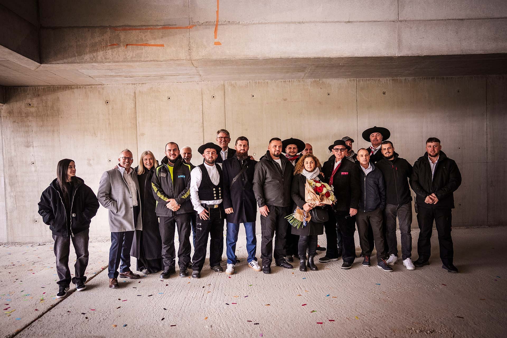 Gruppenfoto im Rohbau