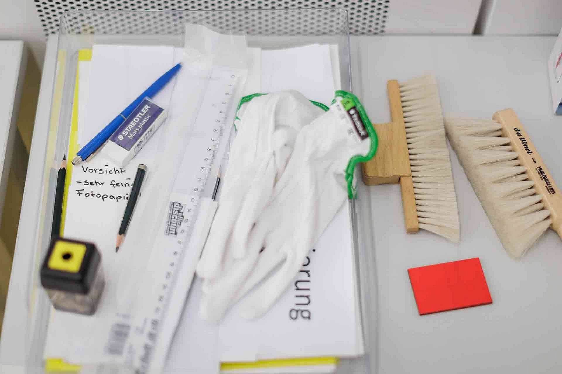 Tisch mit Arbeitsutensilien eines Archivs
