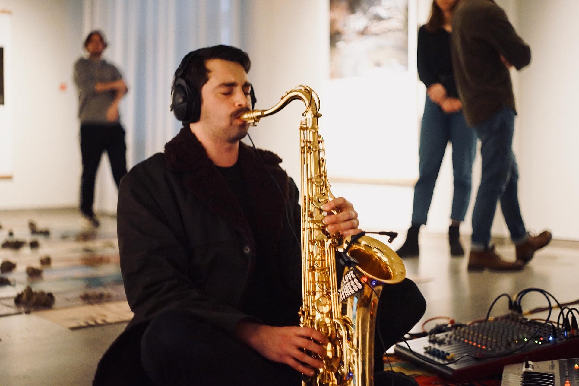 Mann spielt Saxophon