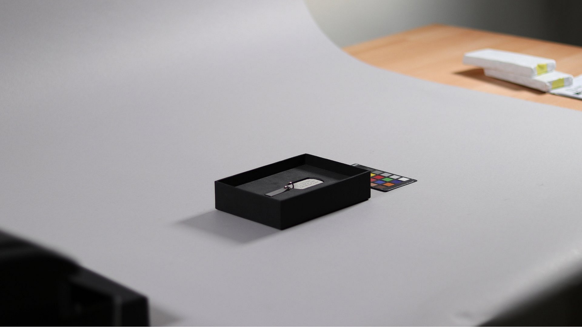 Foto eines schwarzen Kästchen mit USB-Stick drinnen