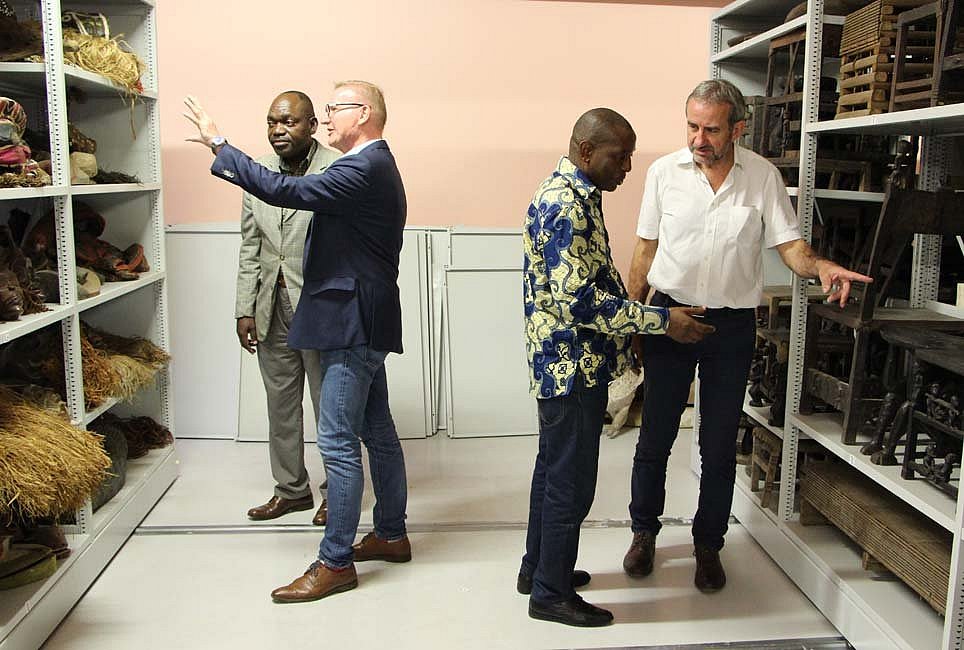 Museumsleiter Álvaro Jorge zeigt Ziva Domingos, Hermann Parzinger und Norbert Spitz das moderne Depot seines Hauses
