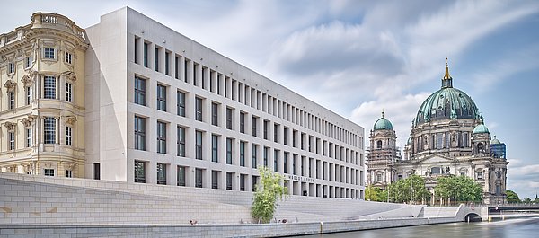 Zwei Gebäude auf der Berliner Museumsinsel (Humboldt Forum und Berliner Dom)