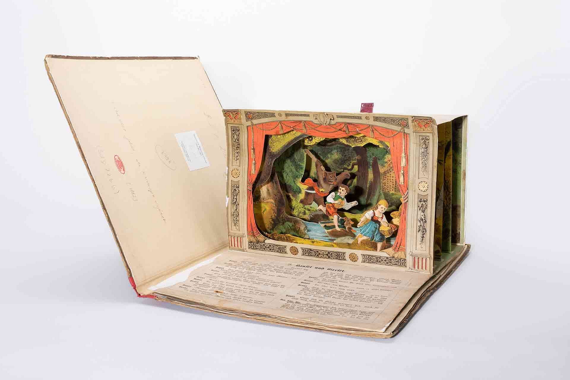 Aufgeschlagene Spielbilderbuchseite, Theaterbühne aus Papier