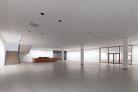 Treppenhaus eines modernen Ausstellungsgebäudes.