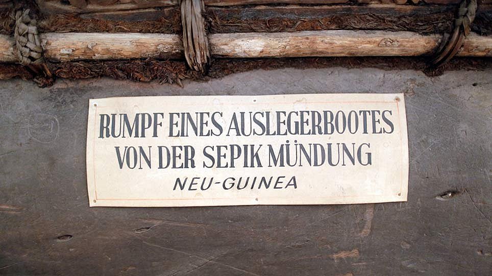 Detailaufnahme mit einer Schrifttafel, die das Objekt beschreibt (öffnet Vergrößerung des Bildes)