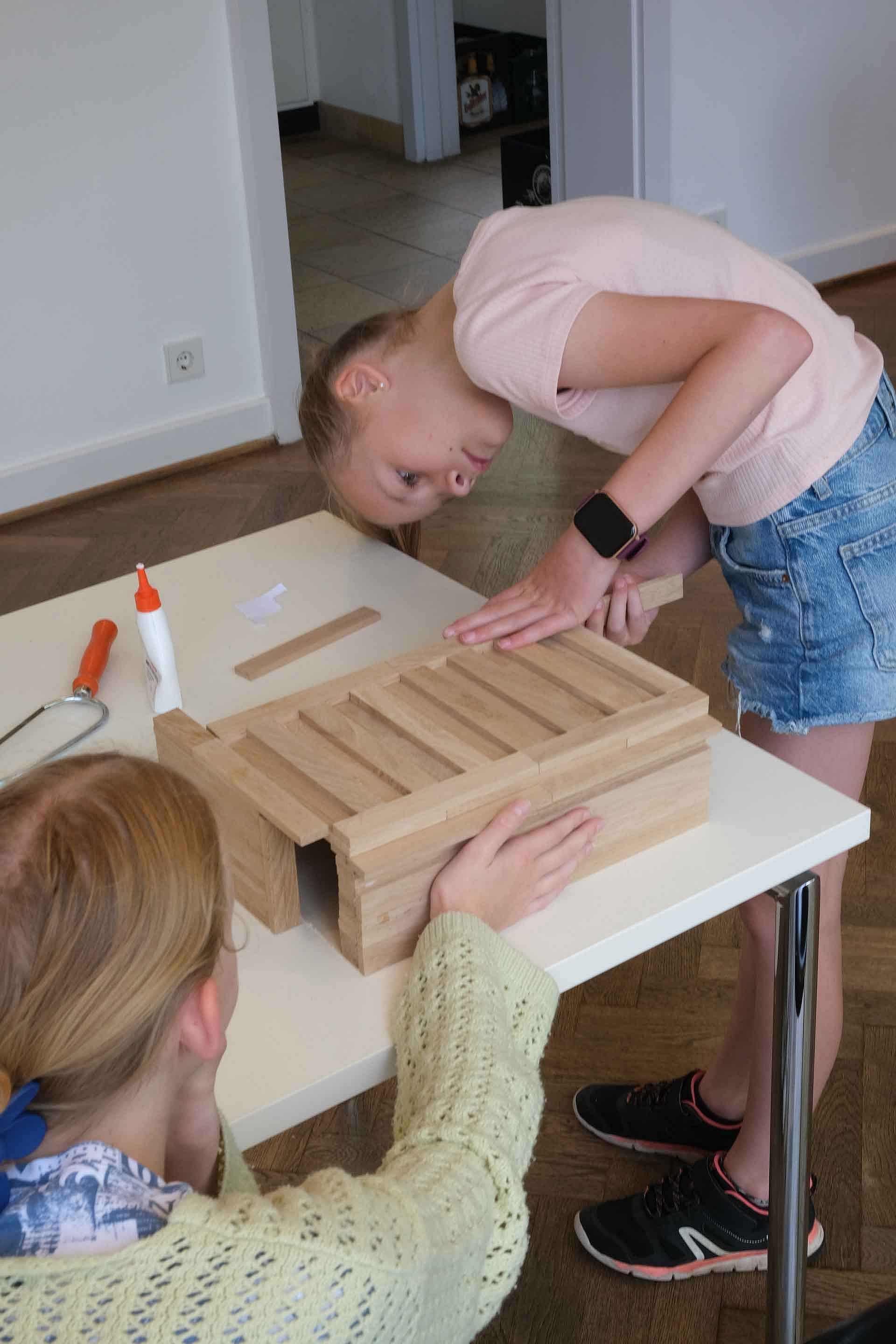 Kinder beim Bauen eines Holzquaders