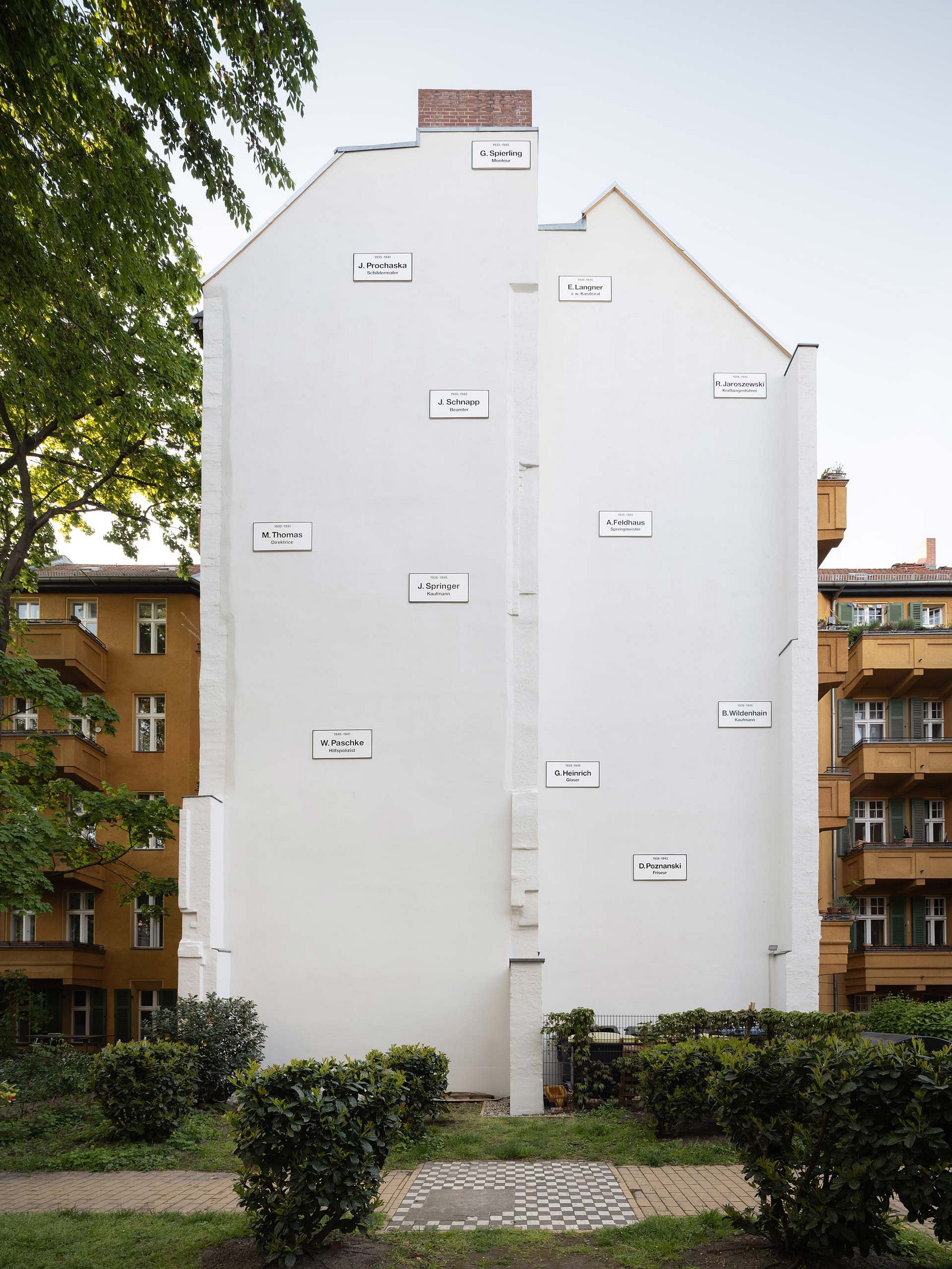 Haus mit weißen Namensschildern