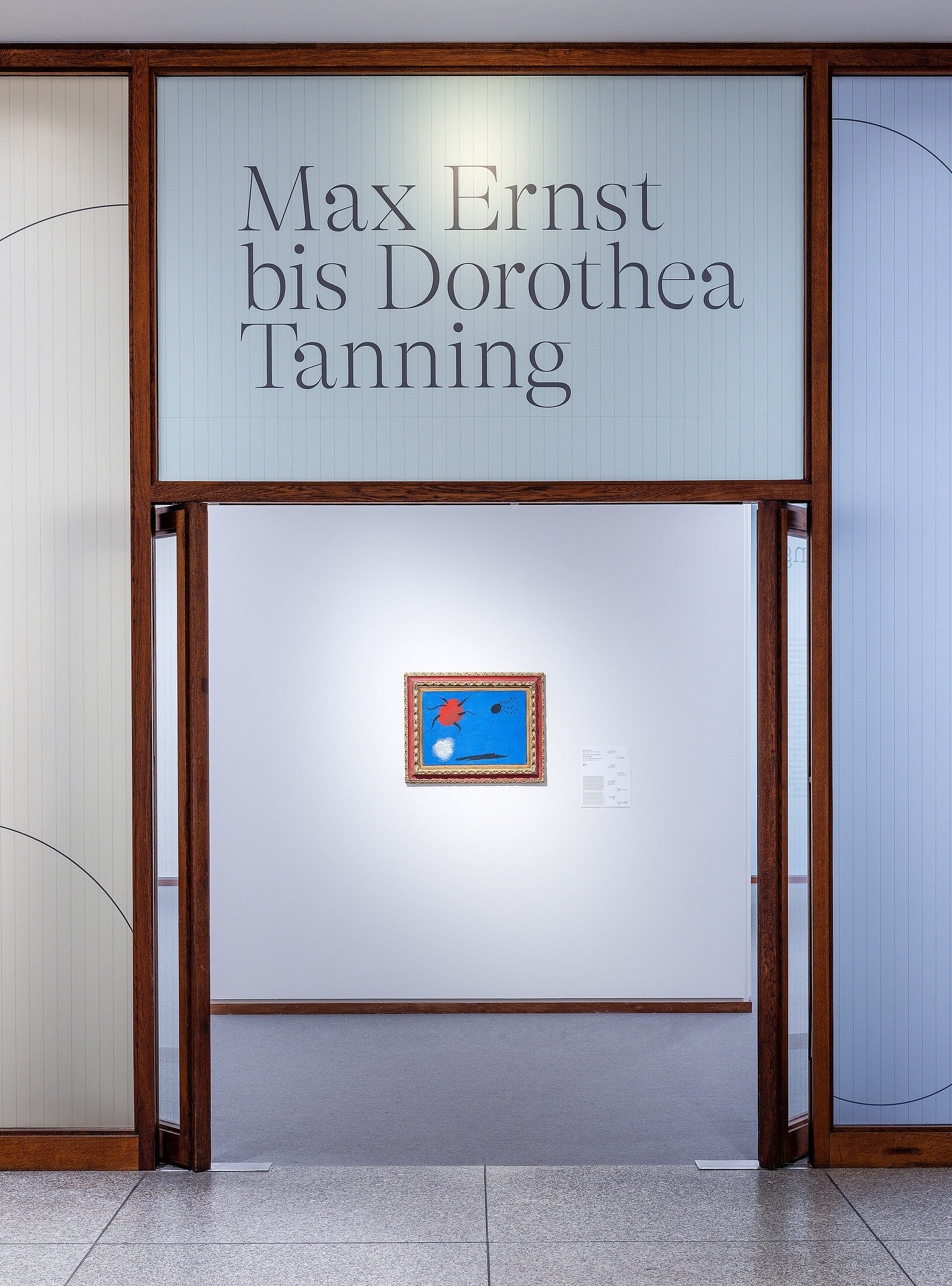 Eingang zur Ausstellung Surrealismusnetzwerke in der Neuen Nationalgalerie