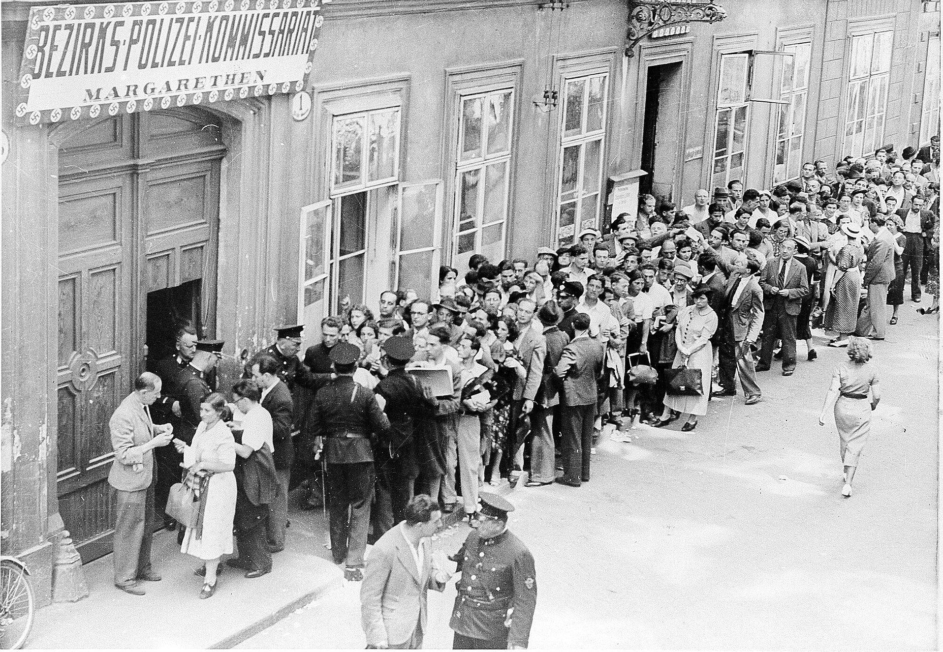 Historisches Foto einer auf einer Straßen anstehenden Menschenmenge