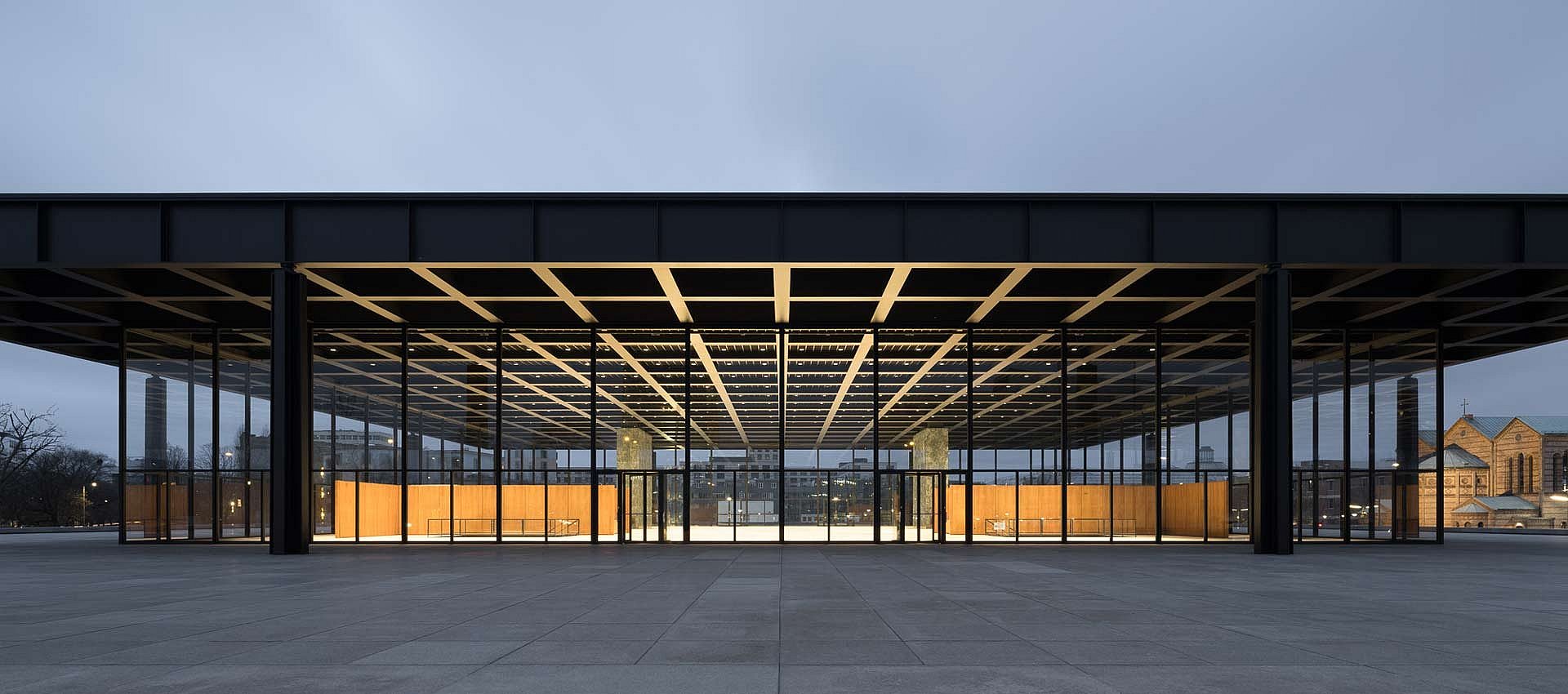 Außenansicht der Neuen Nationalgalerie in der Dämmerung