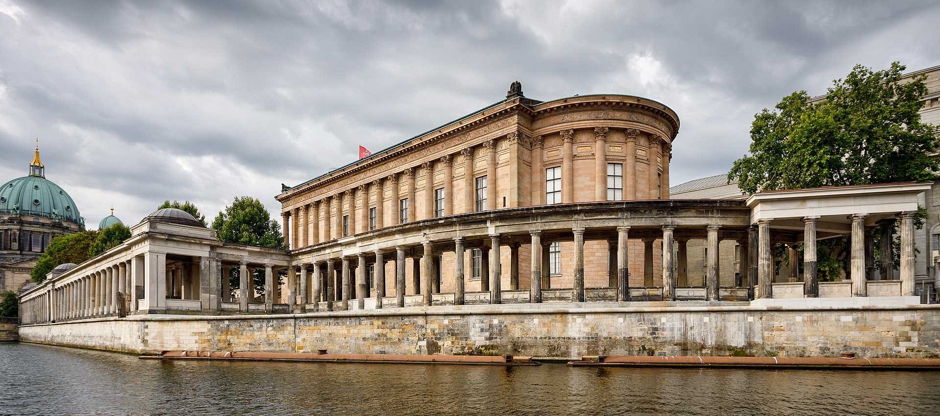 Kolonnaden auf der Museumsinsel, 2023, davor die Spree