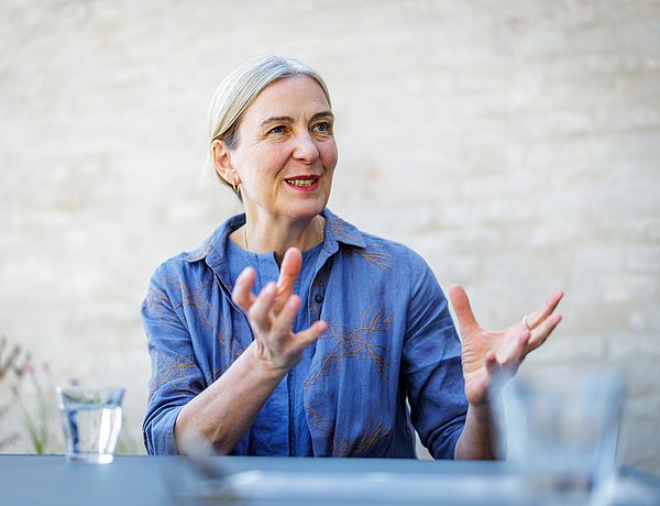 "Wir müssen aus dieser Defizitorientierung heraus" sagt Marion Ackermann Frau am Tisch sitzend spricht gestikulierend