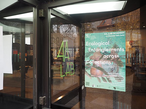 4A_Lab Glasscheibe mit Plakat