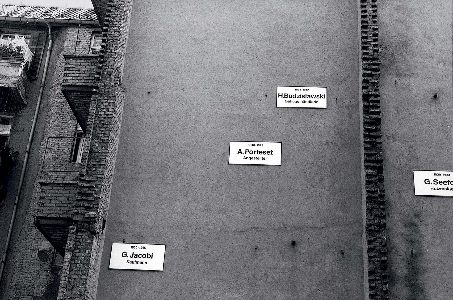Historische Aufnahme einer Wand mit Namenstafeln