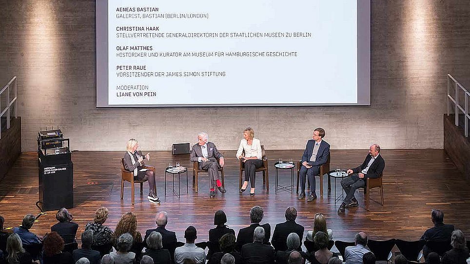 Auf dem Podium sitzen fünf Personen und diskutieren (öffnet Vergrößerung des Bildes)