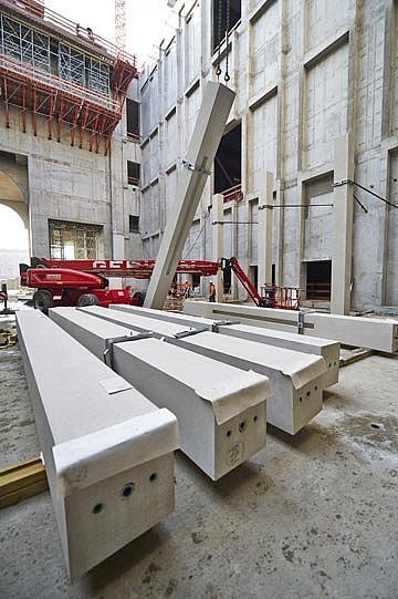 Blick auf vier Stützpfeiler auf einer Baustelle, von denen einer nach oben gezogen wird (öffnet Vergrößerung des Bildes)
